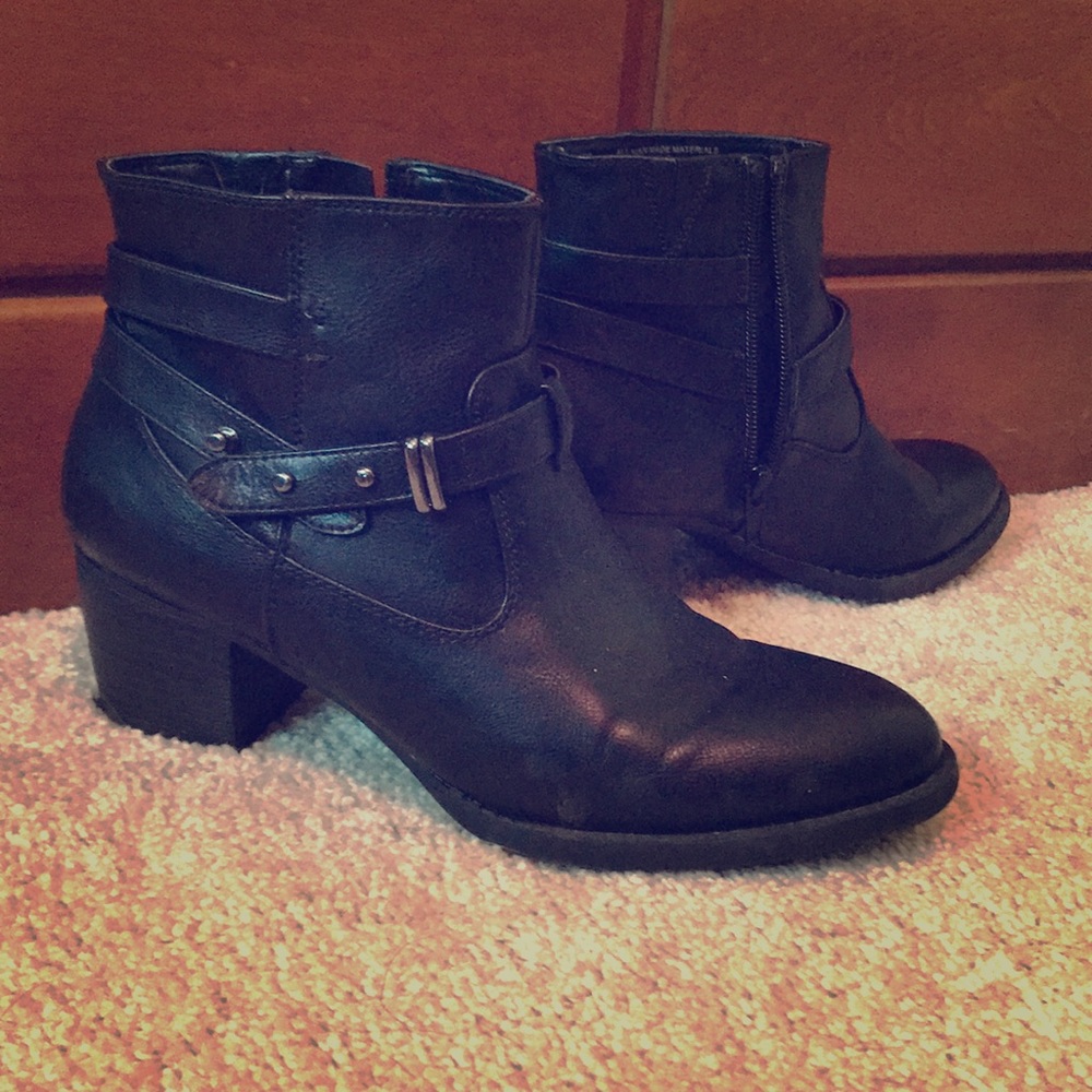 Black strappy ankle boots, low chunky heel